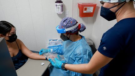 Une infirmière administre un vaccin contre la variole du singe à Miami, en Floride (Etats-Unis), le 15 août 2022. (JOE RAEDLE / GETTY IMAGES NORTH AMERICA / AFP)