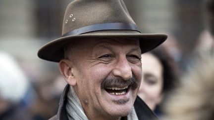 Reza, photographe engagé, ici lors d'une manifestation en soutien aux militants de Greenpeace incarcérés depuis plusieurs mois en Russie.
 (AFP PHOTO/FRED DUFOUR)