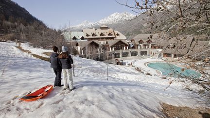 Deux personnes dans les Alpes, le 4 mars 2021. (THIBAUT DURAND / HANS LUCAS / AFP)