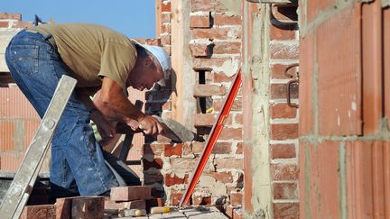 Un ouvrier travaillant sur une maison en cours de construction&nbsp;le 29 septembre 2011 &agrave; Estaires dans le nord.&nbsp; (PHILIPPE HUGUEN / AFP)