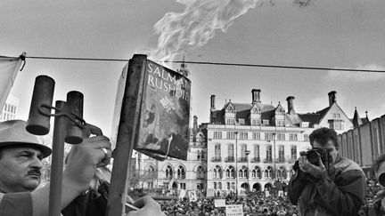 "Versets sataniques" le livre de Salman Rushdie, brûlé lors des manifestations de la communauté musulmane en Grande Bretagne à la sortie du livre, 14 janvier 1989
 (Asadour Guzelian/REX/Shutterstock/SIPA)