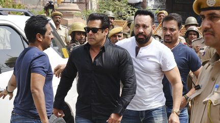 Salman Khan à l'entrée du tribunal qui l'a reconnu coupable de braconnage
 ( Sunil Verma/AP/SIPA)