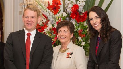 Chris Hipkins (à gauche sur la photo) aux côtés de l'ancienne gouverneure générale de la Nouvelle-Zélande (au milieu) et de la Première ministre démissionnaire Jacinda Aderne (à droite), le 26 octobre 2017, à Wellington. (NEIL MACKENZIE / AFP)