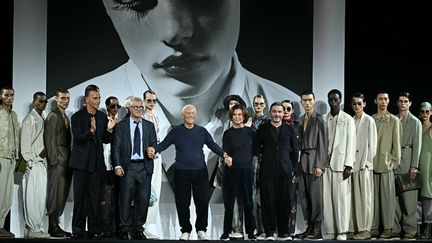 Le créateur italien Giorgio Armani et Roberta Armani se tiennent sur le podium à la fin du défilé de la collection Emporio Armani. à la fin du défilé de la collection Emporio Armani lors de la Fashion Week Womenswear Spring / Summer 2025 de Milan, le 19 septembre 2024 à Milan. (GABRIEL BOUYS / AFP)