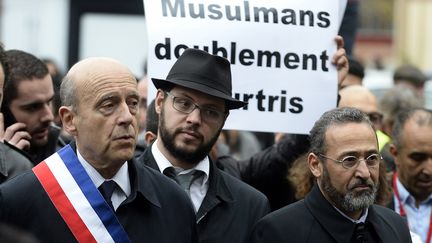 Alain Juppé et l'imam Tareq Oubrou, lors des commémorations après les attentats du 13-Novembre, le 20 novembre 2015, à Bordeaux. (JEAN-PIERRE MULLER / AFP)