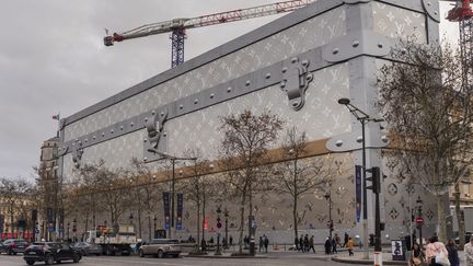 Le leader mondial du luxe a installé une immense malle Louis Vuitton sur la célèbre avenue parisienne, à l'automne 2023, pour masquer un chantier sur l'un de ses bâtiments.