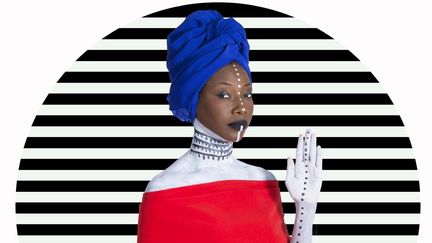 La chanteuse Fatoumata Diawara annonce un nouvel album, "Fenfo" (2018).
 (Aida Muluneh)