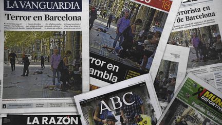 Les unes de la presse espagnole au lendemain des attentats qui ont frappé Barcelone et Cambrils le 17&nbsp;août 2017. (GABRIEL BOUYS / AFP)