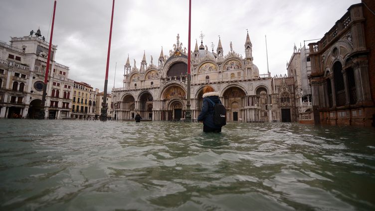 Venise L Eau Continue De Monter La Polemique Aussi