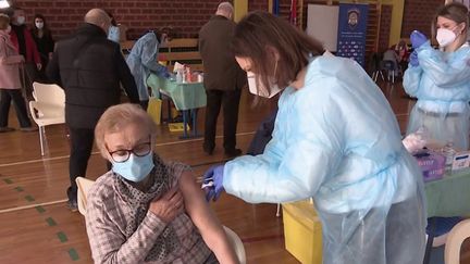 Covid-19 : la quatrième dose de vaccin proposée aux 60 ans ou plus. (FRANCE 2)