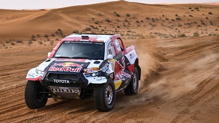 Le Qatari Nasser Al-Attiyah et son copilote Matthieu Baumel, à l'attaque à bord de leur Toyota sur la 3e étape du Dakar 2021, le 3 janvier. (ERIC VARGIOLU / DPPI / AFP)