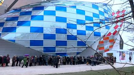 Signe du succès : dès 7H du matin, une longue file d'attente devant la Fondation Vuitton.
 (France 3 Culturebox)