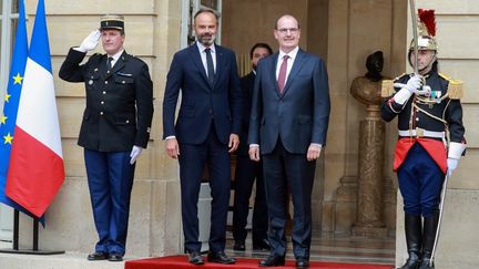 Edouard Philippe et Jean Castex sur le perron de Matignon vendredi 3 juillet 2020 à Paris. (LUDOVIC MARIN / AFP)