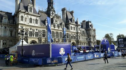 Le village de la Ryder Cup sur le parvis de l'hôtel de ville (Fabrice Rigobert Radio France)