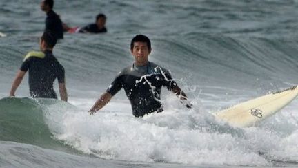 Des surfeurs sur la plage de Toyoma, à 50 kilomètres au sud de la centrale nucléaire de Fukushima. 24 Août 2013 (AFP)