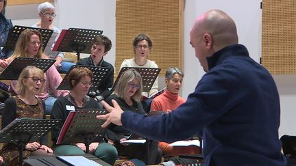 Répétition des choristes amateurs avec Anass Ismat, chef de choeur de l'opéra de Dijon (France 3 Bourgogne)