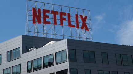 Le logo de Netflix au sommet des bureaux de la plateforme à Hollywood (Californie, Etats-Unis), le 2 mars 2022. (CHRIS DELMAS / AFP)