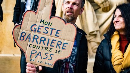 Un manifestant contre le pass sanitaire photographié à Metz le 23 octobre 2021. (NICOLAS BILLIAUX / AFP)