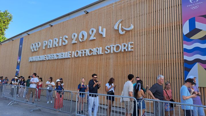 La file d'attente devant l'immense boutique officielle Paris 2024 située sur les Champs-Elysées, à Paris, le 29 juillet 2024. (RAPHAEL GODET / FRANCEINFO)