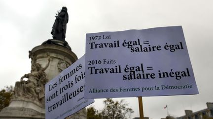 7 novembre 2016. Pancartes lors de la manifestation de femmes sur la place de la République à Paris pour dire non aux inégalités. (ELISE HARDY / GAMMA-RAPHO / GETTY IMAGES)