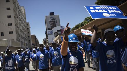 Des militants de l'Alliance d&eacute;mocratique (DA) ont organis&eacute; un rassemblement contre le ch&ocirc;mage &agrave; Johannesburg, le 12 f&eacute;vrier 2014. (MARCO LONGARI / AFP)