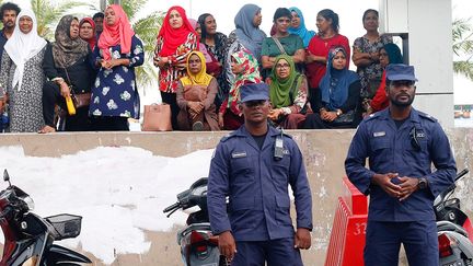 Des policiers maldiviens montent la garde près du siège du principal parti d'opposition, le 6 février 2018 à Malé, au lendemain de l'instauration de l'état d'urgence. (REUTERS)