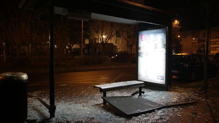 Un arrêt de bus a été vandalisé lors de heurts à Argenteuil (Val-d'Oise), dimanche 12 février 2017. (JOE KLAMAR / AFP)