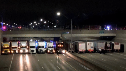 Des camions alignés sur une autoroue près de Détroit (Michigan), mardi 24 avril 2018. (MSP METRO DETROIT / TWITTER)