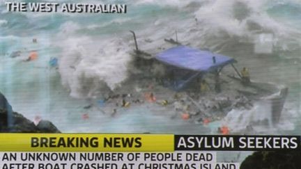 Image de la chaîne Channel 7 TV montrant l'embarcation en train de couler près de l'île de Christmas (AFP - THE WEST AUSTRALIAN - HO)