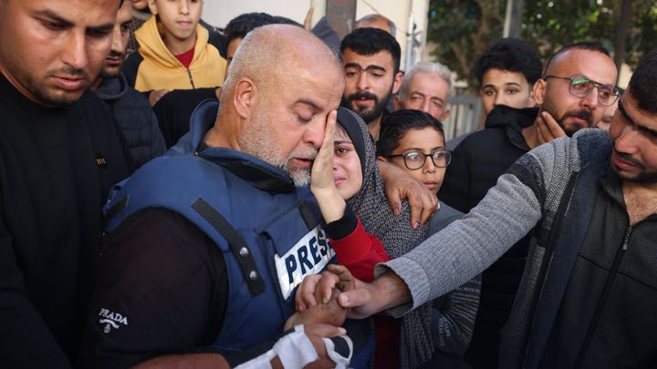 Le chef du bureau d'Al Jazeera à Gaza, Wael Al-Dahdouh, pleure avec sa fille lors des funérailles de son fils, Hamza Wael Dahdouh, également journaliste et tué par une frappe israélienne, le 7 janvier 2024 à Rafah. (MOHAMMED ABED / AFP)