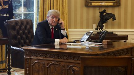 Donald Trump dans le Bureau ovale, à la Maison Blanche, le 29 janvier 2017. (AUDE GUERRUCCI / DPA / AFP)