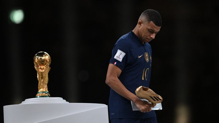 Kylian Mbappé décroche le trophée de meilleur buteur de la compétition, mais préfère ne pas regarder la coupe qu'il avait soulevée quatre ans plus tôt. (PAUL ELLIS / AFP)