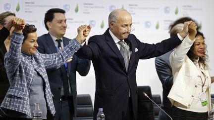 &nbsp; (Laurent Fabius, très applaudi, à la fin de la Cop21 et l'entérinement d'un accord mondial © Reuters/Stephane Mahe)