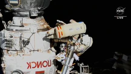 L'astronaute italienne Samantha Cristoforetti dans l'espace à côté de la Station spatiale internationale le 21 juillet 2022. (JOSE ROMERO / NASA TV / AFP)