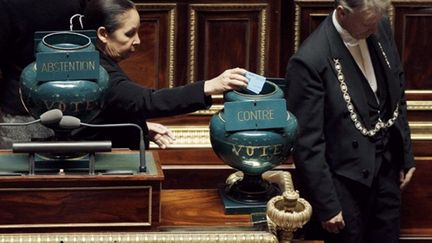 La sénatrice Anne-Marie Payet vote lors du scrutiin sur la réforme des retraites au Sénat, le 20 octobre 2010 (AFP/JACQUES DEMARTHON)