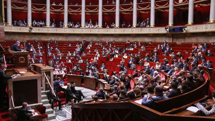 Deputies in the hemicycle of the National Assembly, in Paris, on September 21, 2021. (QUENTIN DE GROEVE / HANS LUCAS / AFP)