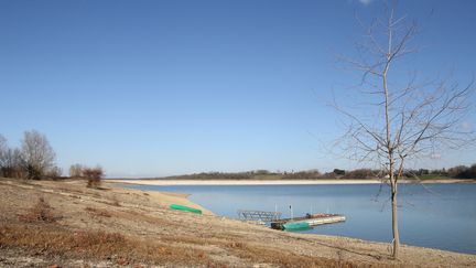 Le manque de précipitations cet hiver n'a pas permis de reconstituer le niveau du lac de la Gimone à Saint-Blancard (Gers), dont le niveau d'eau est toujours très bas, le 9 février 2023, après la sécheresse de 2022. (SEBASTIEN LAPEYRERE / HANS LUCAS / AFP)