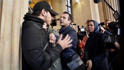 Un homme est éconduit par un officier de sécurité après avoir vivement bousculé Latifa Ibn Ziaten (à droite), jeudi 2 novembre 2017 à Paris. (PATRICE PIERROT / CITIZENSIDE / AFP)