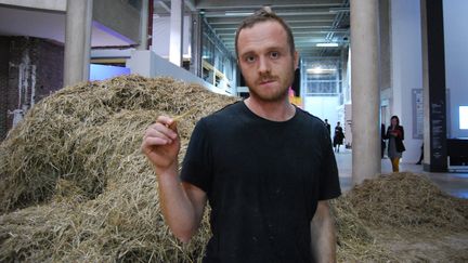 Sven Sachsalber&nbsp;pose apr&egrave;s la d&eacute;couverte d'une aiguille dans une botte de foin, au Palais de Tokyo, &agrave; Paris, le 14 novembre 2014. (FABIEN MAGNENOU / FRANCETV INFO)