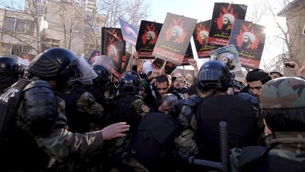 &nbsp; (Manifestation d'Iraniens devant l'ambassade saoudienne à Téhéran, après l'exécution de Nimr al-Nimr © Reuters)