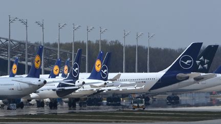 Des avions de la compagnie Lufthansa à l'aéroport&nbsp;Franz-Josef-Strauss&nbsp;à&nbsp;Munich, le 8 avril 2021. Photo d'illustration. (CHRISTOF STACHE / AFP)