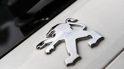 Un logo Peugeot sur une voiture. (ALAIN JOCARD / AFP)