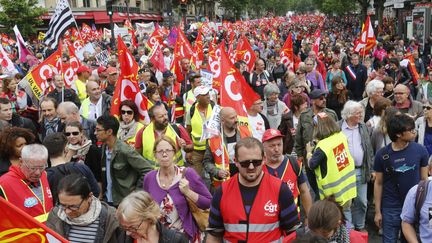 Des manifestants défilent dans les rues de Paris, le 14 juin 2016.&nbsp; (JACKY NAEGELEN / REUTERS)