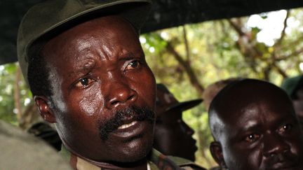 Joseph Kony, le chef de l'Arm&eacute;e de r&eacute;sistance du Seigneur (LRA), &agrave; Ri-Kwamba, au Sud-Soudan,&nbsp;le 12 novembre 2006. (STUART PRICE / AFP)