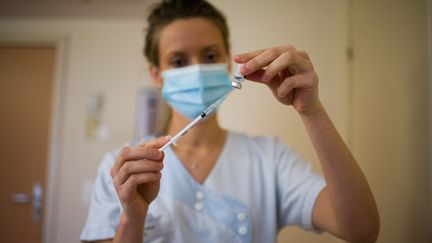 Des soignants et des résidents de l'Ehpad Villa&nbsp;Borghese, à Paris, reçoivent le vaccin de Pfizer, le 6 janvier 2021. (NATHAN LAINE / HANS LUCAS)