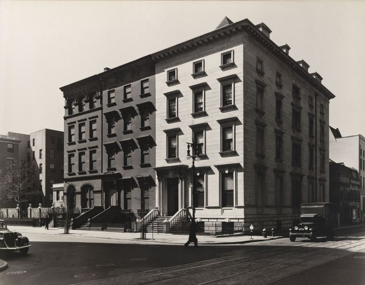 Berenice Abbott, Cinquième avenue, nos 4, 6, 8, Manhattan, 1936. The Museum of Modern Art, New York. Collection Thomas Walther. Don de M. Robert C. Weinberg, par échange. 1600.2001 (© Estate of Berenice Abbott, 2021. © The Museum of Modern Art, New York, 2021, pour l’image numérisée)