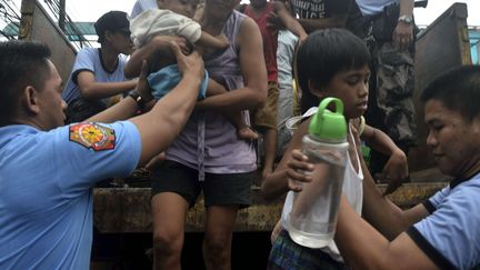 Avant l'arriv&eacute;e du typhon, plus de 125 000 personnes ont &eacute;t&eacute; &eacute;vacu&eacute;es des zones les plus vuln&eacute;rables, selon la d&eacute;fense civile. Des millions d'autres se sont calfeutr&eacute;es dans leurs maisons. (NELSON SALTING / AP / SIPA)