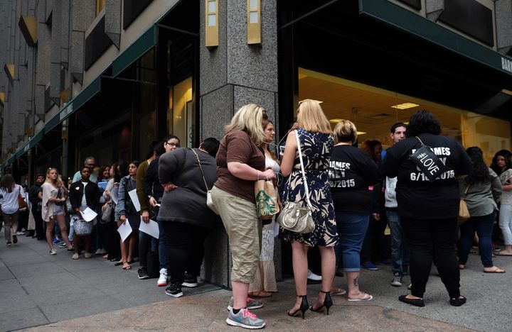 Les fans attendent à l'extérieur de la librairie "Barnes and Noble" pour obtenir leur exemplaire de "Grey".
 (JEWEL SAMAD / AFP)