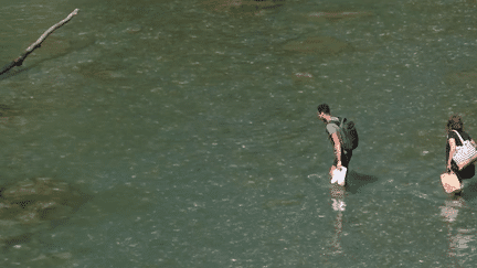 Pour les saisonniers comme pour les citadins, la chaleur est difficile à gérer, lundi 29 juillet. Certains tentent comme ils peuvent de se rafraîchir en trouvant des rivières et des points d'eau, quand d'autres doivent se contenter de zones ombragées.