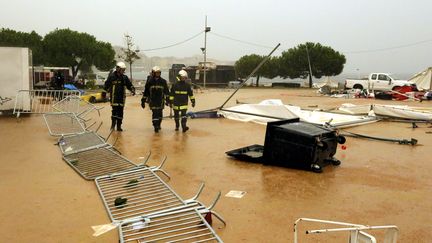 Des pompiers sur les lieux où une partie d'un chapiteau s'est effondrée sous l'effet du vent, vendredi 14 octobre 2016 à Ajaccio (Corse-du-Sud). (MAXPPP)